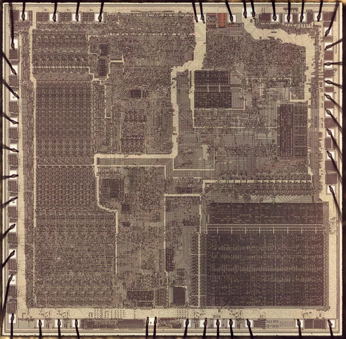 A die photo of the 8086 processor showing the complex metal layer on top of the die.