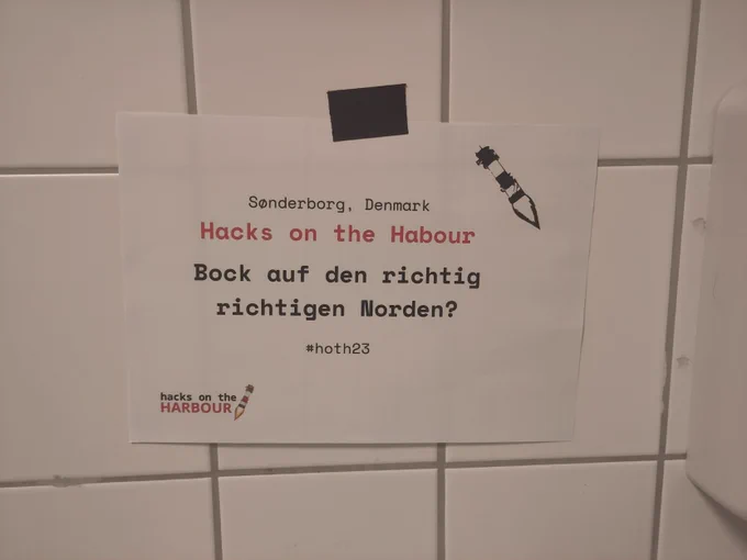 Schild mit Aufschrift:
Hacks on the Harbor
Bock auf den richtigen richtigen Norden
