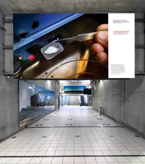 Une photo montrant un panneau de l'exposition en gare de Massy TGV