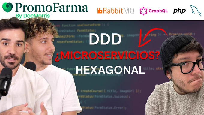 Miniaturai del vídeo. Javi y Rafa con Andrés Díaz, Senior Software Engineer en PromoFarma. Aparece de texto detrás: DDD, ¿MicroServicios?, Hexagonal.