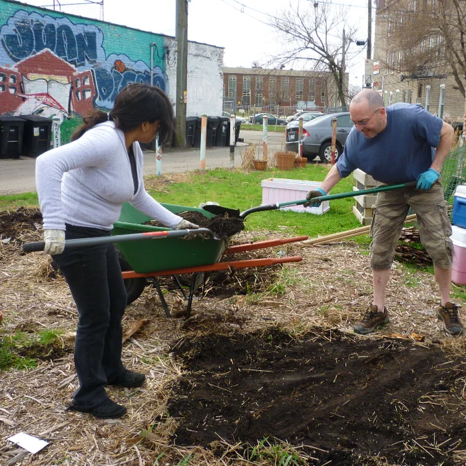 A work day at La Huerta Roots and Rays in Chicago, IL. Photo 2010 by Flickr user La Huerta Roots and Rays under CC BY-NC-SA 2.0 license.