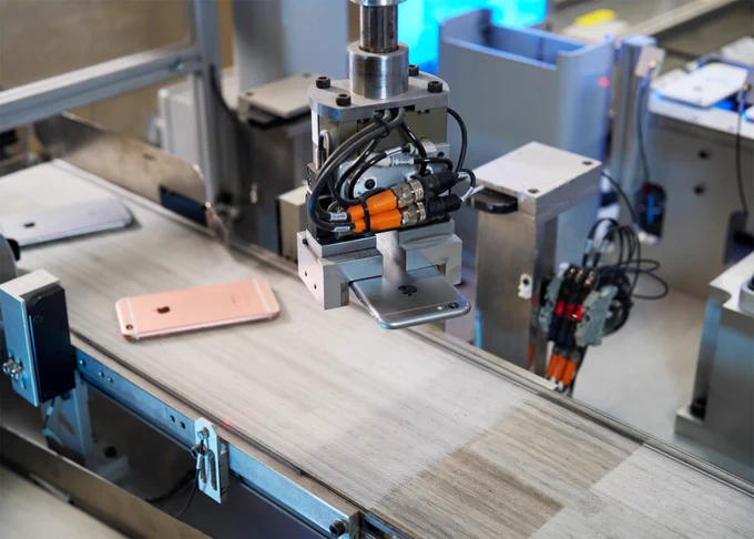 Apple’s Daisy robot begins disassembling iPhones to recover the materials inside.