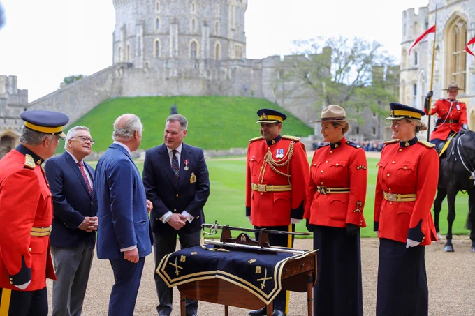 photo of Commissioner Mike Duheme and RCMP employees presenting the commemorative sword to His Majesty King Charles III at Windsor Castle