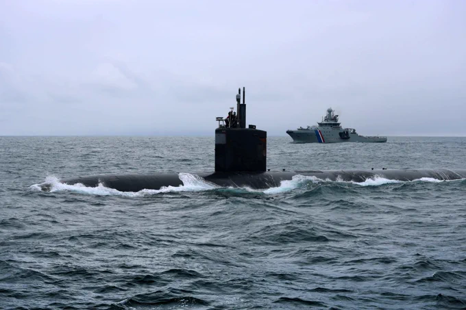 US Navy Los Angeles Class attack submarine USS San Juan off Iceland, with Icelandic Coast Guard patrol ship ICVG Por. Image: USN.
