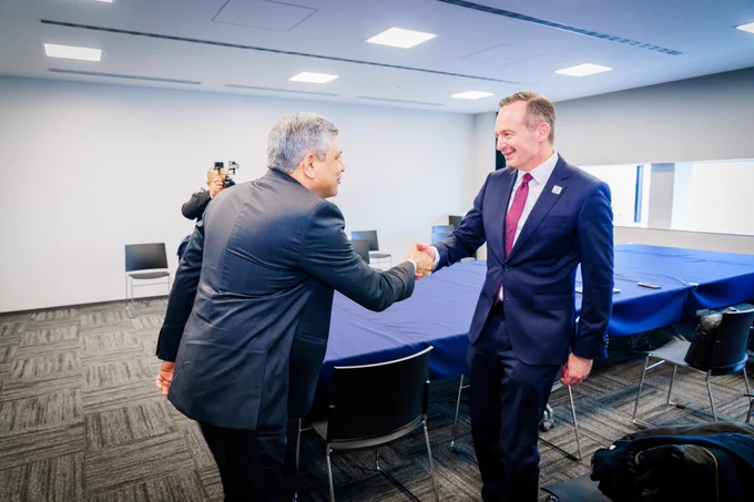 Volker Wissing schüttelt bei G7 in Japan seinem indischen Amtskollegen Ashwini Vaishnaw die Hand.