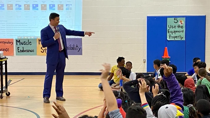 Photo of Doug Krammerer teaching the HMES students about meteorology.