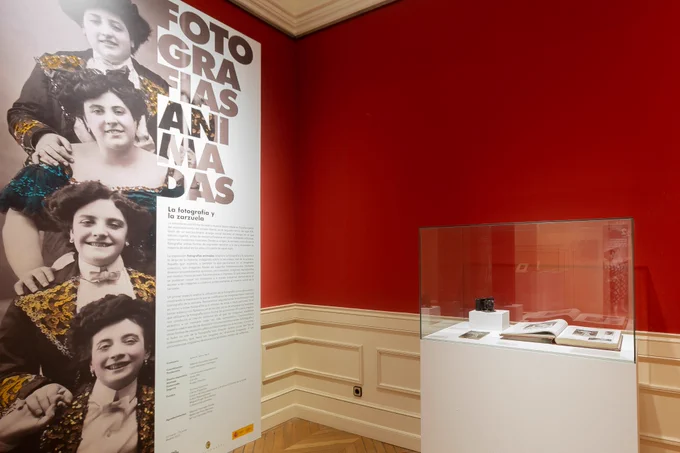 Sala de exposiciones temporales del Museo Cerralbo. detalle de la exposición temporal "Fotografías Animadas".