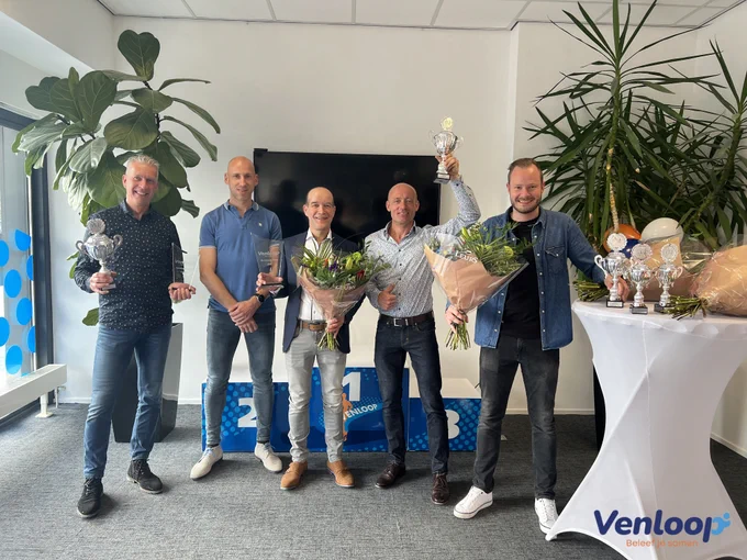Bij de 5 km wist het team van Lumar Verhuur met een gezamenlijke netto tijd van 58:46:00 te winnen. Dit is 1:14 sneller als vorig jaar toen ze er ook met de beker vandoor gingen. PVH wist met een tijd van 58:48:00 een tweede plaats te bemachtigen. Ook de derde plaats werd door een team van PVH binnengesleept met 1:09:18.
Het LoopCentrum ging er ook dit jaar weer met de Koenen en Co Business Run 10 km beker vandoor met een tijd van 02:01:23. PwC kwam met een mooie gezamenlijke prestatie van 02:07:43 op een tweede plek, gevolgd door PVH met 02:12:09.
Het team van Fysiotherapie Knops was bij de halve marathon zijn concullega’s te snel af met een tijd van 03:48:27. Lumar Verhuur behaalde hier een tweede plek met een tijd van 03:51:52 met het team van IOS Innovative Orthopadie Systeme vlak achter hen met een netto tijd van 03:52:23.
