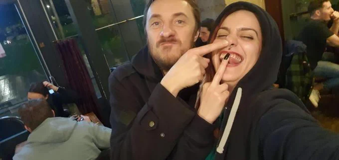 Selfie de Alonah et Omes Chochu, où Alonah fait un fuck et Omes Crochu pointe le nez de Alonah