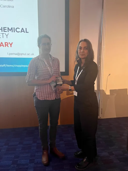Image of Dr Amy Vincent receiving the 2023 Early Career Research Award at Mitochondrial Dysfunction and Neurodegeneration.