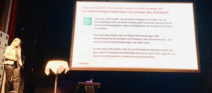 Frage an ChatGPT: Was passiert, wenn ich nicht verstehe, wie Künstliche Intelligenz funktioniert, was sie kann oder nicht kann?
Wenn ich nicht verstehe, wie künstliche Intelligenz funktioniert, wie sie Entscheidungen trifft und welche Auswirkungen sie auf die Gesellschaft hat, könnte ich Schwierigkeiten haben, die Ergebnisse von KI-Systemen kritisch zu bewerten.
Dies kann dazu führen, dass ich falsche Entscheidungen treffe, beispielsweise bei der Auswahl von Produkten oder Dienstleistungen, oder dass ich falsche Schlussfolgerungen aus Daten ziehe.
Es kann auch dazu führen, dass ich von KI-Systemen betrogen werde oder dass meine Privatsphäre beeinträchtigt wird, da ich nicht in der Lage bin, die Risiken von KI-Systemen zu erkennen und zu minimieren.
die Mobiliar