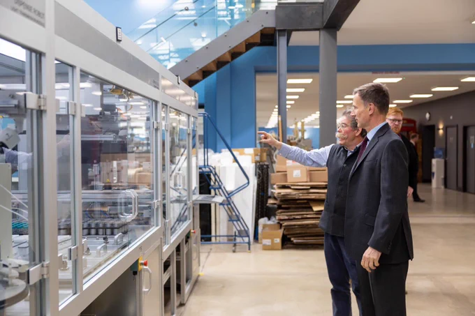 Jeremy Hunt looks at a manufacturing system