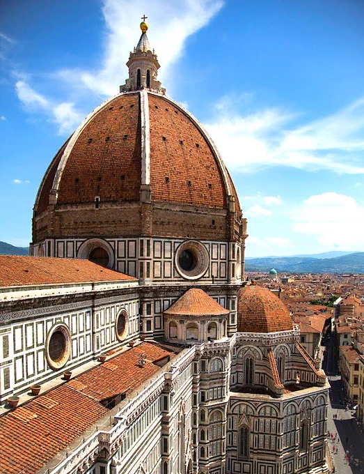 Tres fotos de la catedral de Florencia: Santa Maria del Fiore.
1. Vista de la cúpula. © Annaïs Pascual
2. Vista general nocturna. Petar Milosevic CC BY-SA
3. Vista de la portada con la cúpula al fondo. DP.