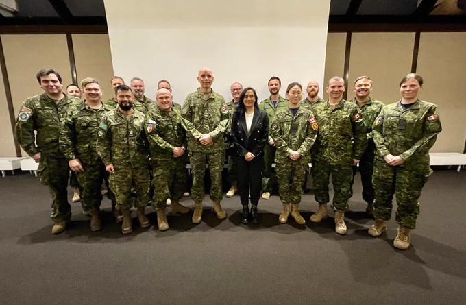 The Minister of National Defence, the Chief of the Defence Staff and Canadian Armed Forces members in Germany, April 20, 2023.