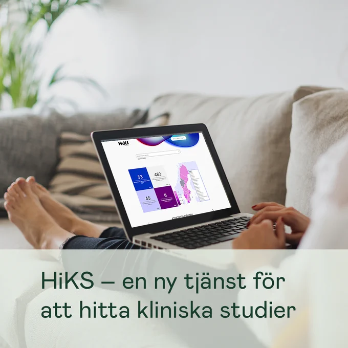 En bild på en person som sitter i en soffa och har en laptop i knät. På skärmen syns HiKS startsida. Ovanpå bilden ligger en platta med texten "HiKS - en ny tjänst för att hitta kliniska studier".