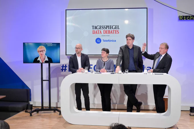 Die kommende Ausgabe der Debattenreihe zu Digitalisierungsthemen diskutiert politische und unternehmerische Rahmenbedingungen, mit denen Deutschland im Jahrzehnt des Umbruchs wettbewerbsfähig bleibt; und wie die Digitalisierung dabei für nachhaltiges Wirtschaften genutzt werden kann.