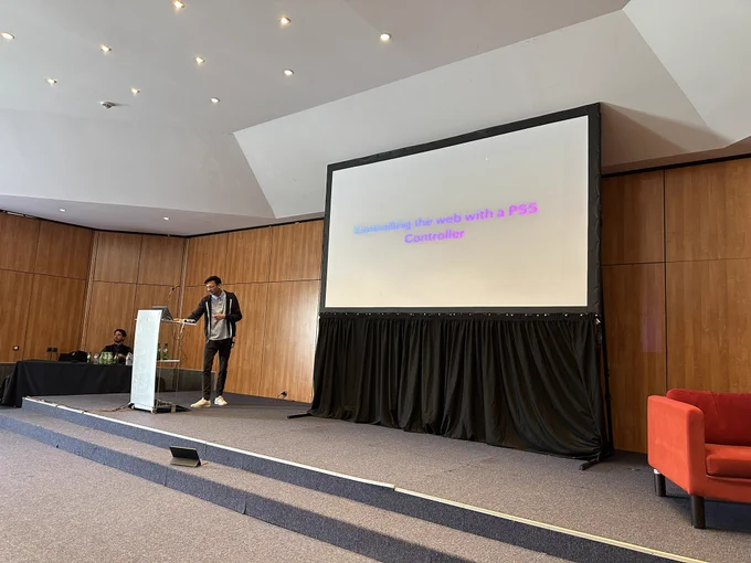 Harshil presenting his talk at Fest.dev