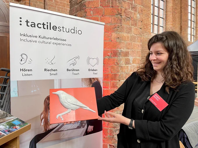 Eine Kollegin von Tactile Studio präsentiert die Nachtigall nach Vorlage aus dem MfN Berlin als Halbrelief. Foto: Nadja Tata / MfN