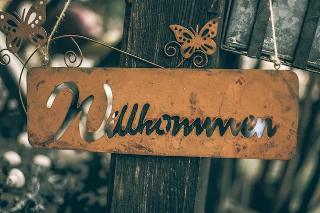 Brown sign saying “Willkommen”
