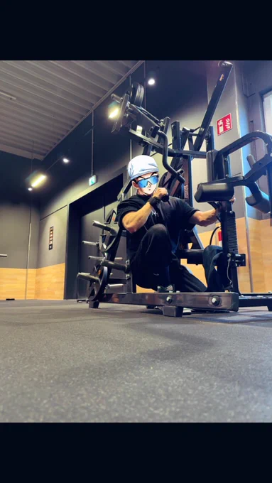 Ich kniend an der Front lat pulldown maschine von Hammerstrength wie ich meinen rücken trainiere