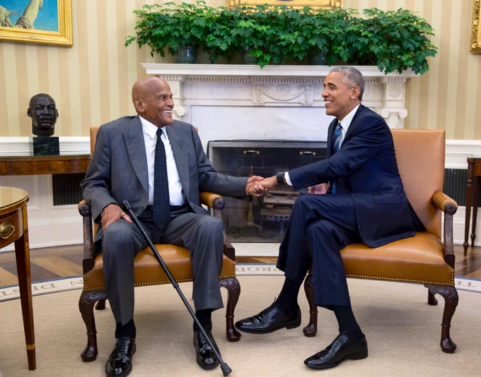 Harry Belafonte and President Obama in the Oval Office. Photo by Pete Souza.