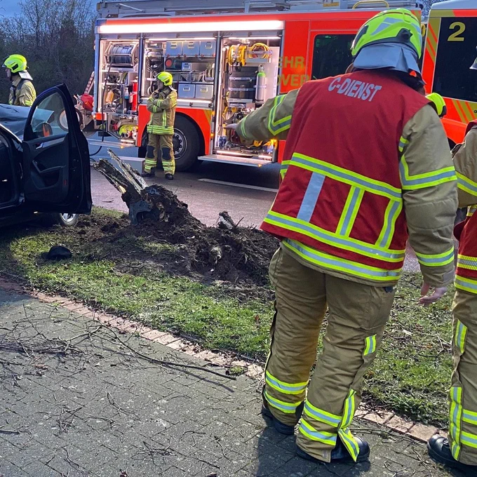 Einsatzleitdienst der Feuerwehr bei einem Unfall im Hintergrund steht ein Löschfahrzeug