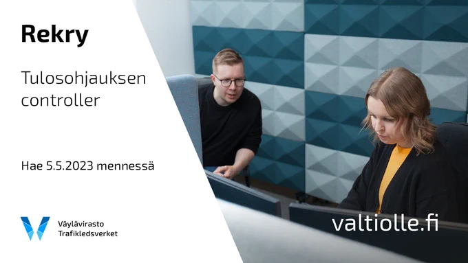 Kaksi henkilöä istuu vierekkäin ja katselee näyttöä.