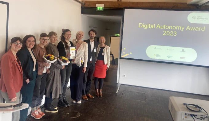 Die Gewinnerinnen und Partner des Awards vor einer Folie mit der Aufschrift „Digital Autonomy Award 2023“