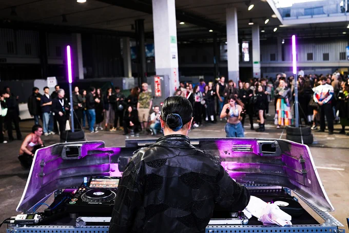 El col·lectiu Temporary Pleasure amenitza la festa inaugural de #ModelFestBCN