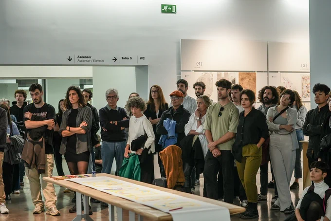 Grup de persones que participen en la inauguració de l'exposició "73 Barcelones".