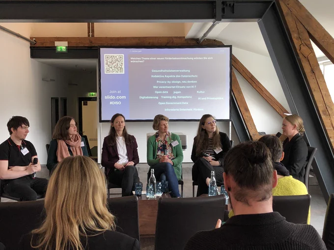 Podiumsdiskussion v.l.n.r. Ein Vertreter von PANDERAM, eine Vertreterin von InviDas, ePA-coach, DigiS-Gov und A-DigiKomp. Ganz rechts Fr. Dr. Karrer-Gauß (VDI)