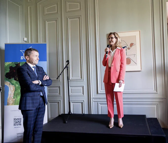 Here I am talking about Giga with the Swiss Ambassador