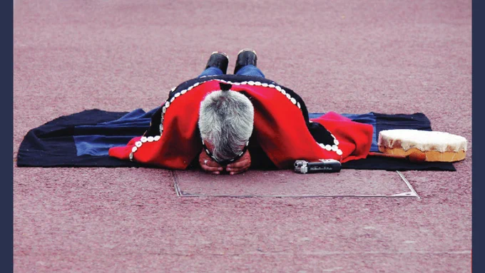 Peter Morin, Cultural Graffiti: a Tahltan NDN declares war on the british monarchy, Buckingham palace, London England (2013). Performance documentation by Dylan Robinson