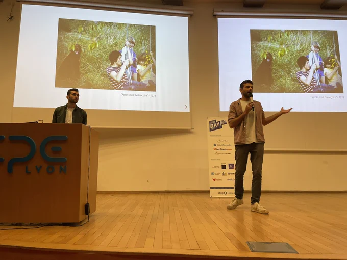 Photo de la scène avec Florian à gauche et Mathias à droite qui démarrent leur conférence.