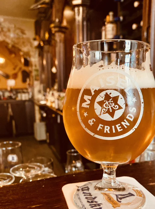 ein Glas Pale Ale an der Bar im Pub