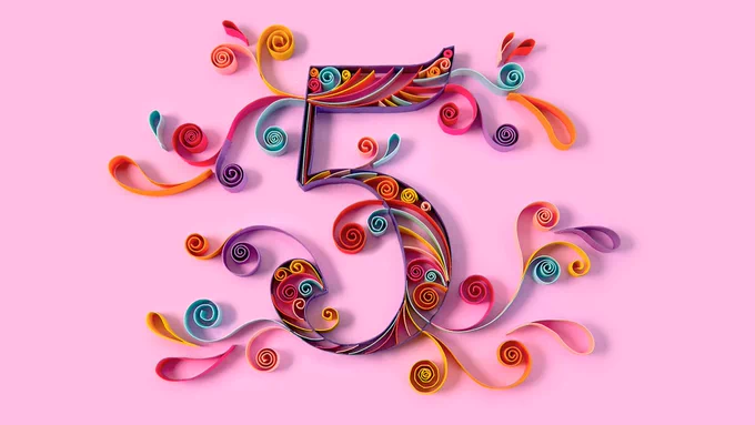 5 in Pinke Hintergrund mit Bunte Schleifen