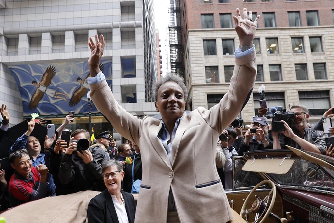 Photo ID: The Mayor waves goodbye.