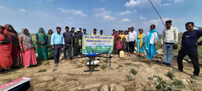 Foodgod FPO successfully fulfilled an order from Bijora KVK to spray pesticide on 60 hectares using our state-of-the-art agriculture drone. We are committed to providing efficient and eco-friendly solutions to farmers. #AgricultureDrones #FarmersFirst 🌾🚁🌱💚 (Attached images of the drone in action and happy farmers)