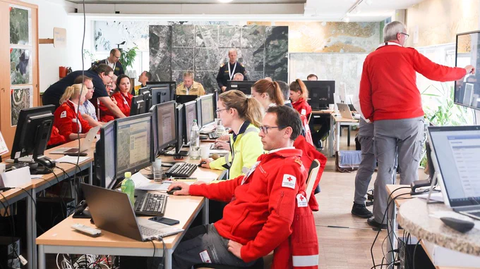 Viele Personen sitzen im Lagezentrum vor jeder Menge Bildschirmen, um die Lagedaten auszuwerten. 

Bild: Land Salzburg / Franz Neumayr