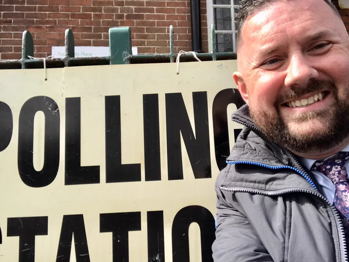 Cllr Phélim Mac Cafferty voting Green Party