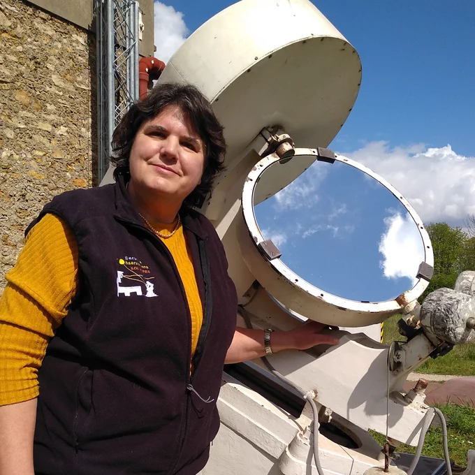 Isabelle Bualé pose à côté d'un des miroirs de son instrument. Photo: Loïc ROSSI