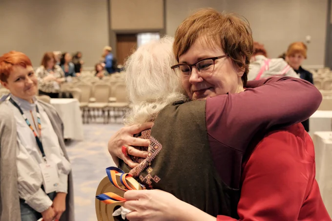 Kristina Halvorson hugs Confab attendees.
