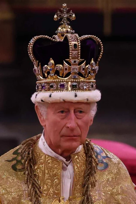 The King wearing his priceless gold hat and his gold-threaded “supertunica” today