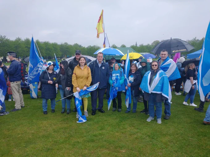Chris Stephens MO in Glasgow green with the members of Yes Pollok. 
