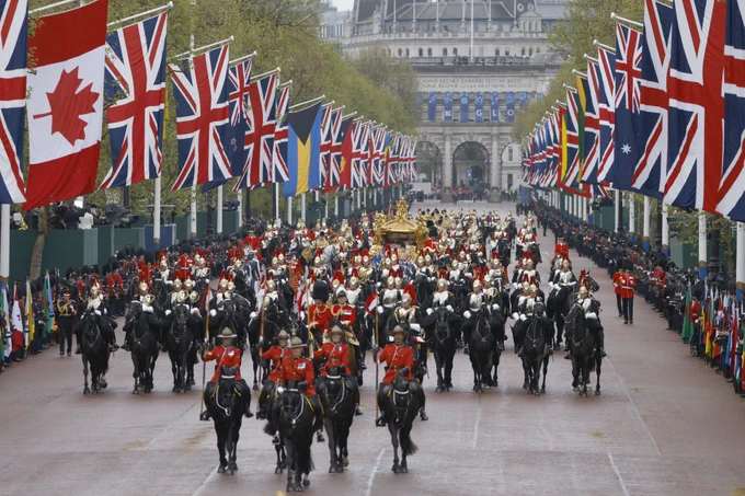 The Gold State Coach proceeds down the Mall, flanked by the Sovereign's Escort