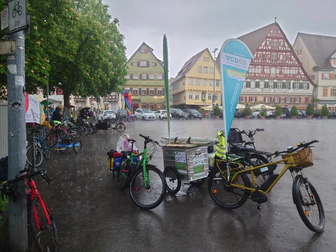 Fahrräder auf dem Esslinger Marktplatz in strömendem Regen. 