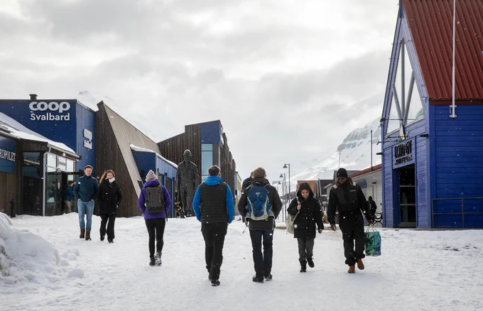 Ihmisiä Longyearbyenin keskustassa. Kuva: Marcel Schütz / Svalbard Photography.