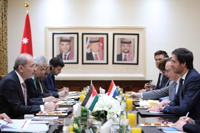 Minister Hoekstra meets with his counterpart from Jordan, H.E. Minister Ayman Safadi, alongside both delegations.