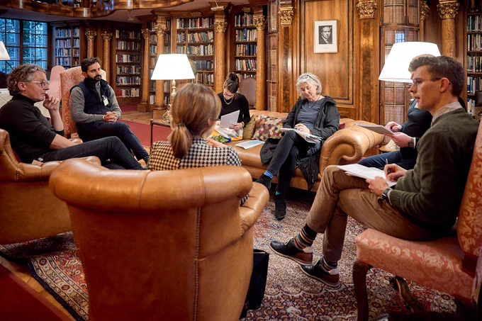 A photo of Sciana Fellows in conversation in the Max Reinhardt Library at Schloss Leopoldskron. 
