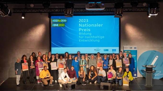 Alle Preisträgerinnen und Preisträger des Nationalen Preises - BNE mit der Präsidentin der Deutschen UNESCO-Kommission Maria Böhmer, dem Parlamentarischen Staatssekretär Jens Brandenburg und Mitgliedern der Jury. HNEE-Vizepräsidentin für Studium und Lehre, Uta Steinhardt, und die studentische Vizepräsidentin Selnea Dami (1. Reihe ganz rechts) nahmen den Preis für die HNEE in Berlin entgegen. 

Foto: Deutsche UNESCO-Kommission, Thomas Müller / MUELLER-foto.com